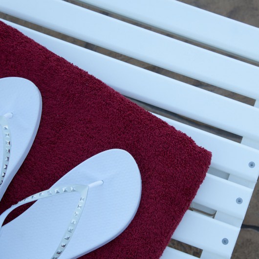 Comfo-Back Deck Chair - Burgundy on Black
